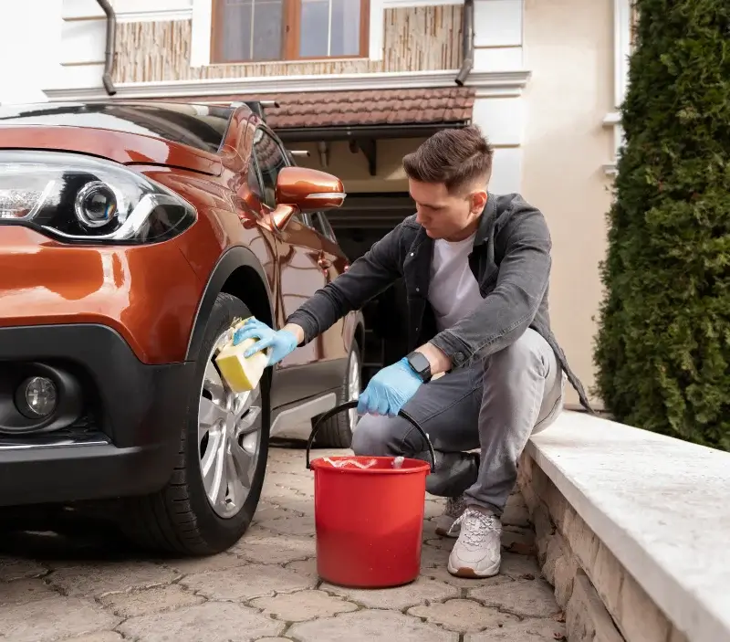 Lavage auto à domicile Villers-Saint-Frambourg-Ognon : professionnel intervenant sur un véhicule